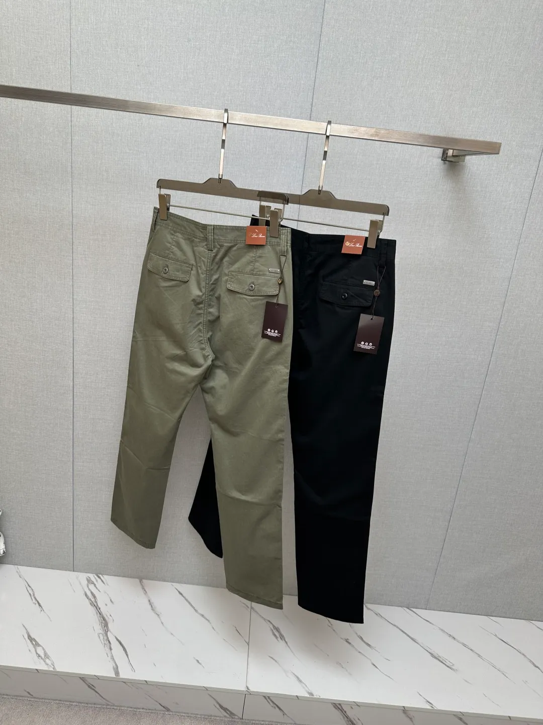 LP spring and summer New Arrival casual trousers, available on the official website at the same time, unique design charm, very Premium, simple but not simple, a new model of ready-to-wear! The fabric is made of unique elastic spandex fabric, which feels smooth and soft, has texture, and has a strong vertical feeling. The upper body is smooth and not tight, and it has a stuffy feeling caused by direct ultraviolet rays. Leather logo design! The style is harmonious and unified, and the ultimate level of craftsmanship is achieved. The side has a very unique tailoring design style, which is very tasteful, exquisite and delicate, easy to wear and comfortable, showing sports vitality and exquisite details. Classic perfect fit design, showing fashionable vitality in daily casual life. Enhance men's charming style and become a Premium model. Size: 29-38